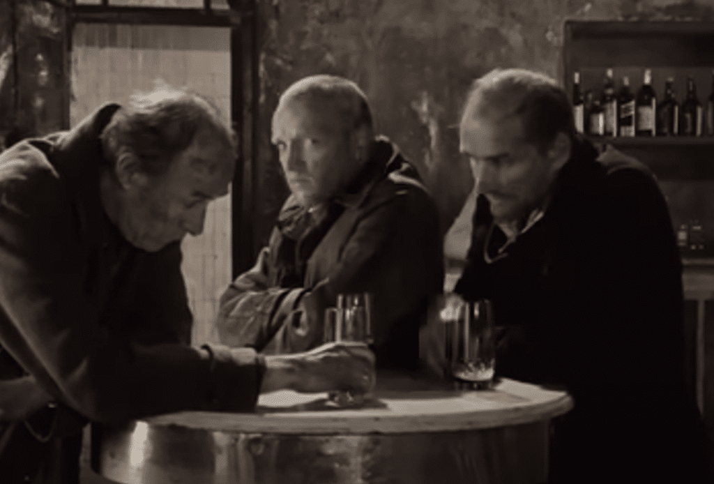 Le harceleur, l'écrivain et le professeur dans un bar