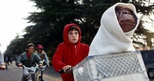 Elliot qui fait du vélo avec E.T.