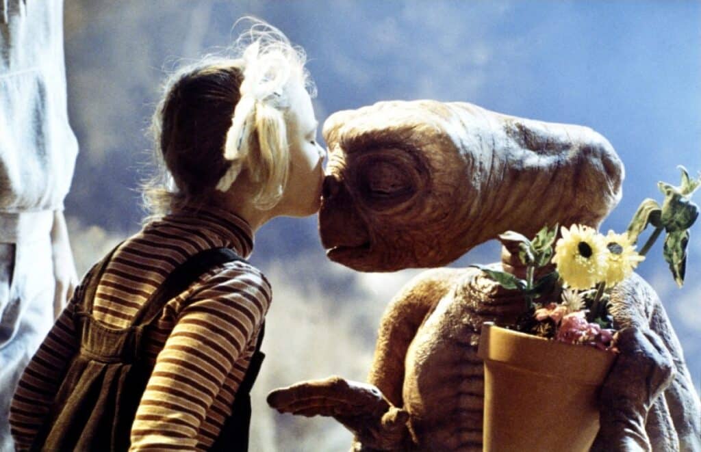 La petite Gertie faisant un bisou à E.T.