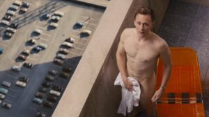 Tom Hiddleston torse nu