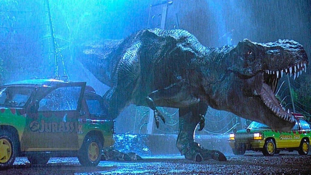 Le T.Rex au milieu des voitures du parc