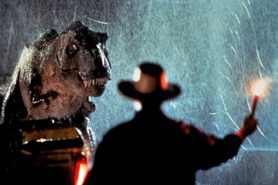 Alan Grant face à un T.Rex, de nuit sous la pluie