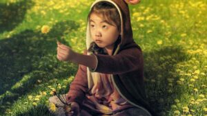 Une petite fille qui tend une fleur à quatre ombres