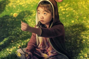 Une petite fille qui tend une fleur à quatre ombres